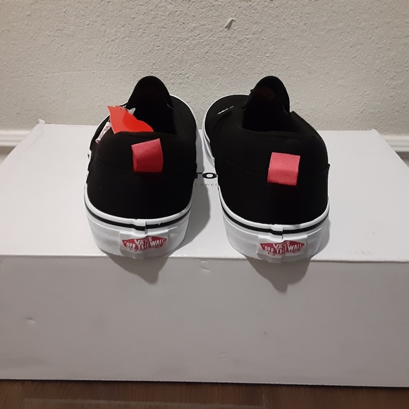 Vans - Picture 2 of 4